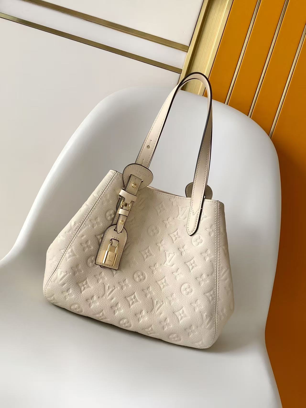 Louis Vuitton LV Classic Handbag Premium Canvas Model M58913 Silver Hardware Business Casual Fashion Accessory